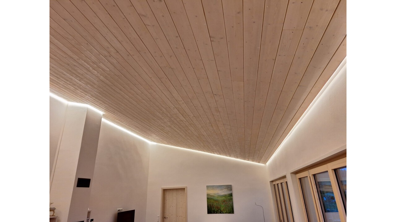 Sonderkonstruktion LED umlaufend in Holzdecke mit Schattennut