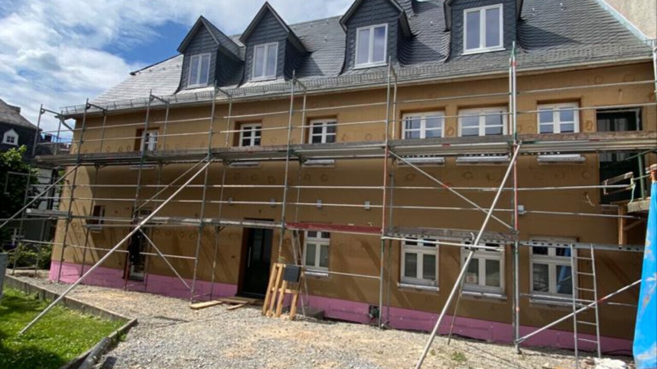 n the case of facade insulation, we take all steps into account and also think of roof overhangs, window sills ...