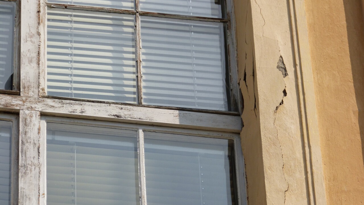 Feuchtes Mauerwerk, schlechter Untergrund – die Sanierung historischer Fenster ist eine echte Herausforderung. | © Drevovýroba Kočiš s.r.o.