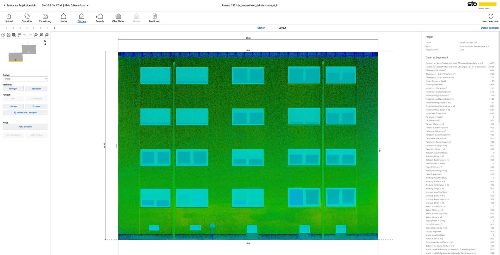 Ein Wärmeanalysebild einer Gebäudefassade in Grün- und Blautönen, das mehrere rechteckige Fenster in einem Gittermuster zeigt, wobei oben und an den Seiten des Bildschirms Datenfelder und Symbolleisten sichtbar sind.