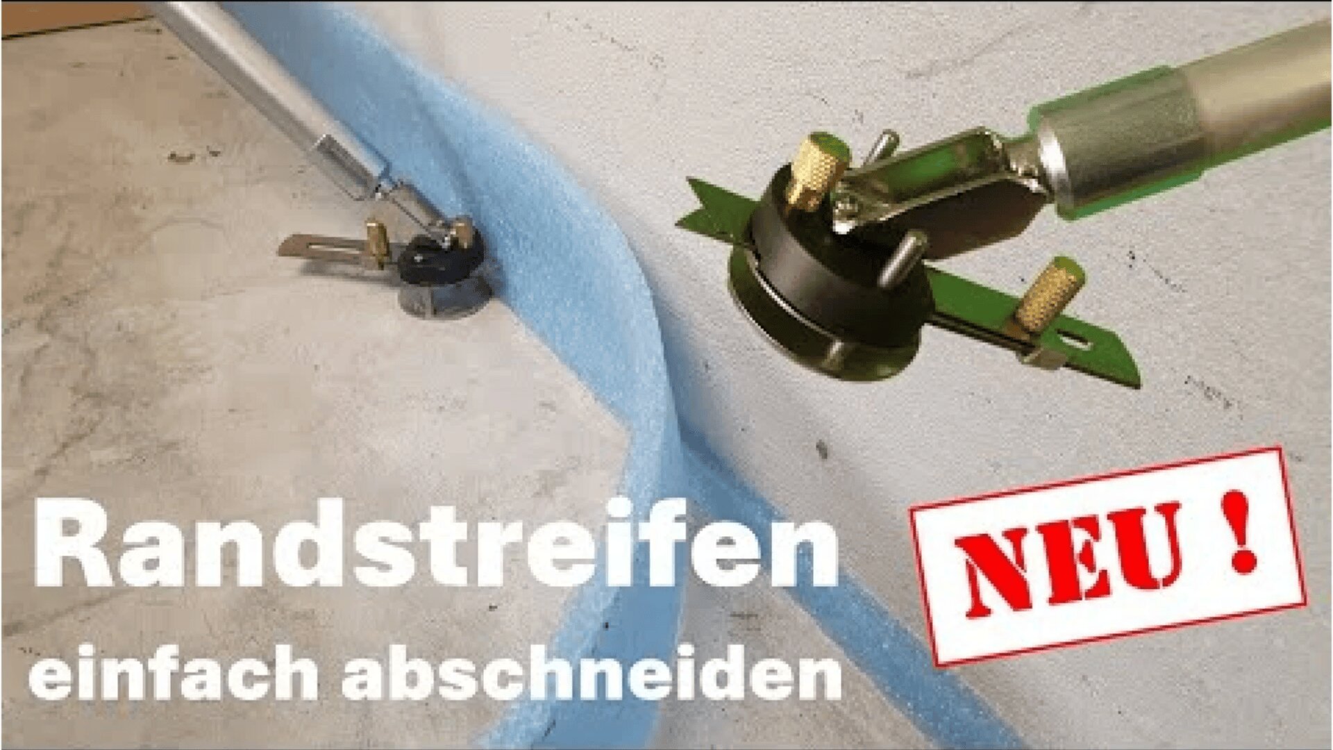 Mit einem Werkzeug wird ein blauer Streifen entlang einer Wandkante geschnitten. Der Text auf Deutsch lautet „Randstreifen einfach abschneiden“ und ein roter Stempel mit der Aufschrift „NEU!“ weist auf ein neues Produkt hin.