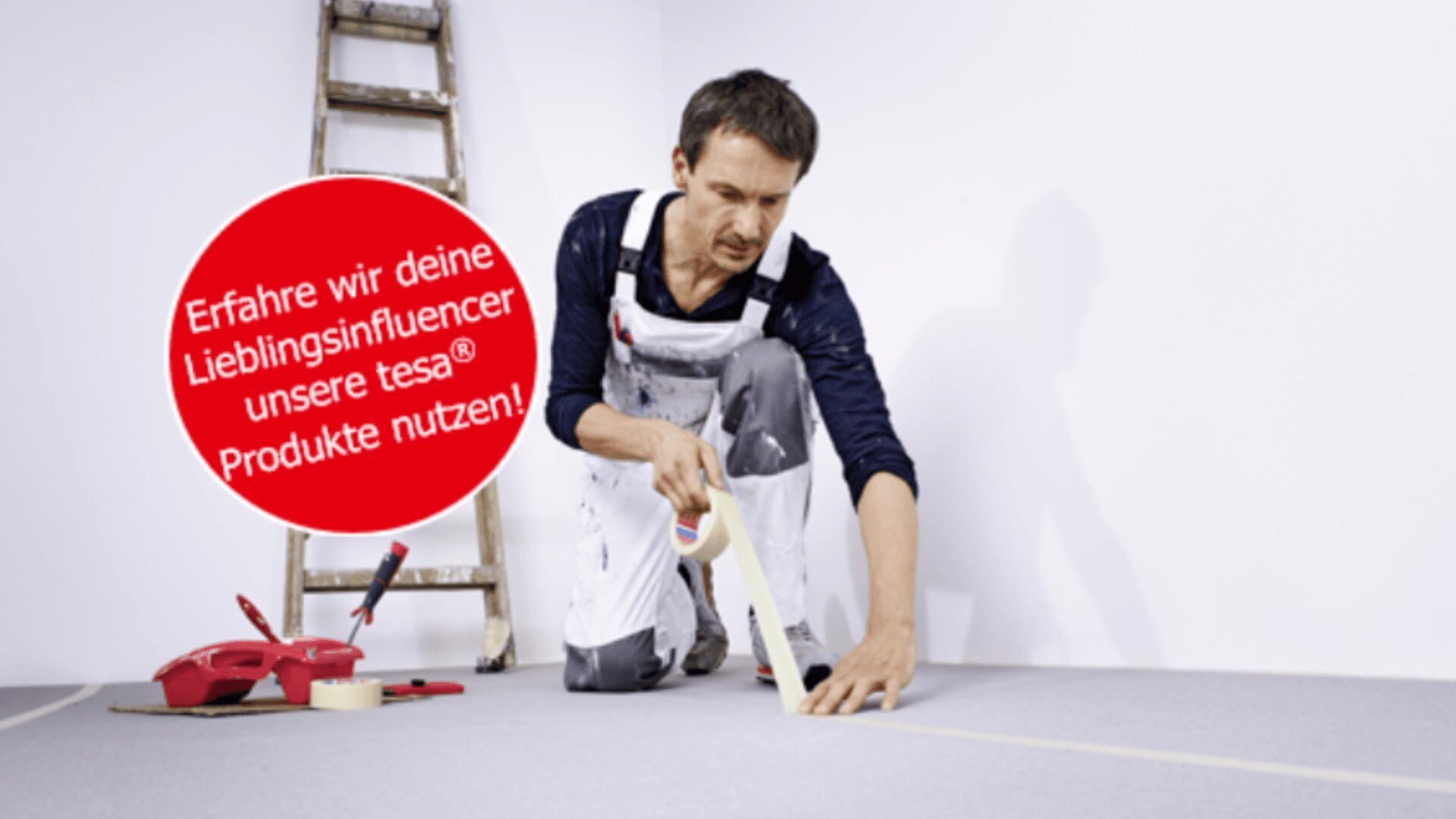 Ein Mann im Arbeitsoverall kniet auf dem Boden und klebt Klebeband auf den Teppich. In der Nähe befinden sich ein Werkzeugkasten und eine Leiter. Ein roter Kreistext auf Deutsch lautet: Erfahre wir deine Lieblingsinfluencer unsere tesa® Produkte nutzen!.