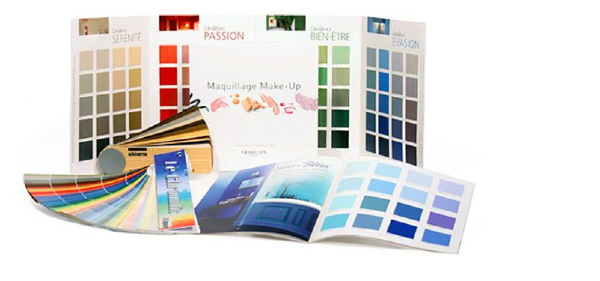 In einem Halbkreis angeordnete Farbmusterbücher und -tabellen zeigen eine Vielzahl von Farbmustern von neutralen bis hin zu leuchtenden Farbtönen, einschließlich Broschüren und Farbfächern zur Farbauswahl.