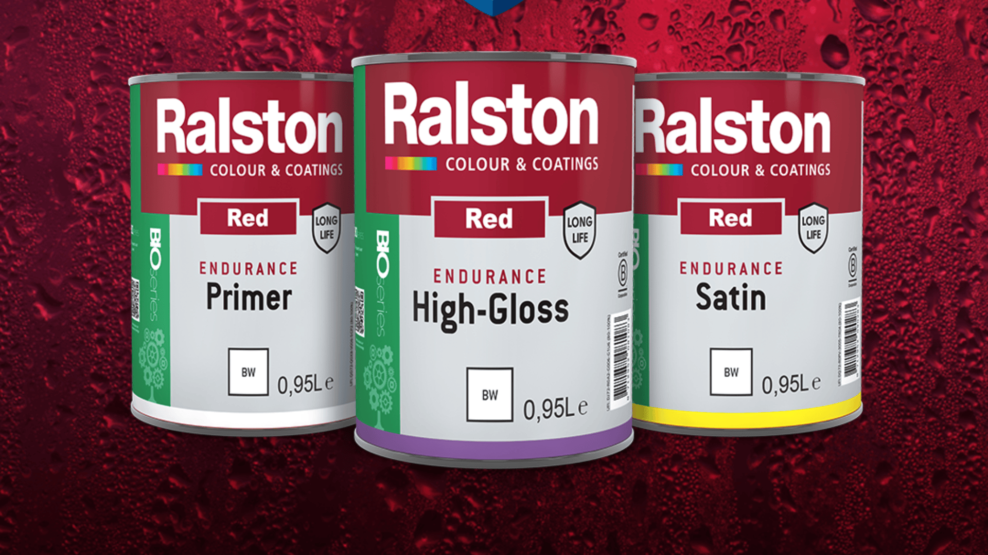 Drei Dosen Farbe von Ralston Colour & Coatings sind vor einem roten, strukturierten Hintergrund abgebildet. Die Dosen tragen die Aufschriften „Primer“, „High-Gloss“ und „Satin“, jeweils in Rot, und haben ein Fassungsvermögen von 0,95 l.