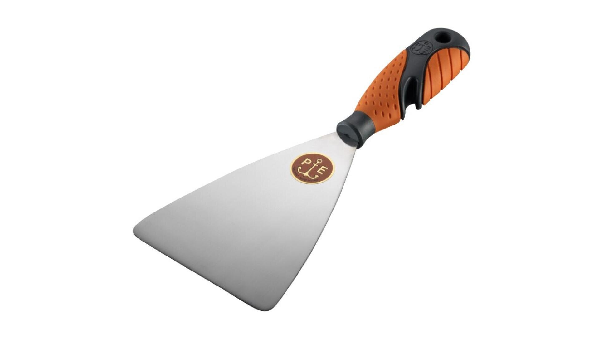 Ein breiter Metallspatel mit einem schwarz-orangefarbenen strukturierten Griff und einem PIE-Logo auf der Klinge in der Nähe des Griffs.