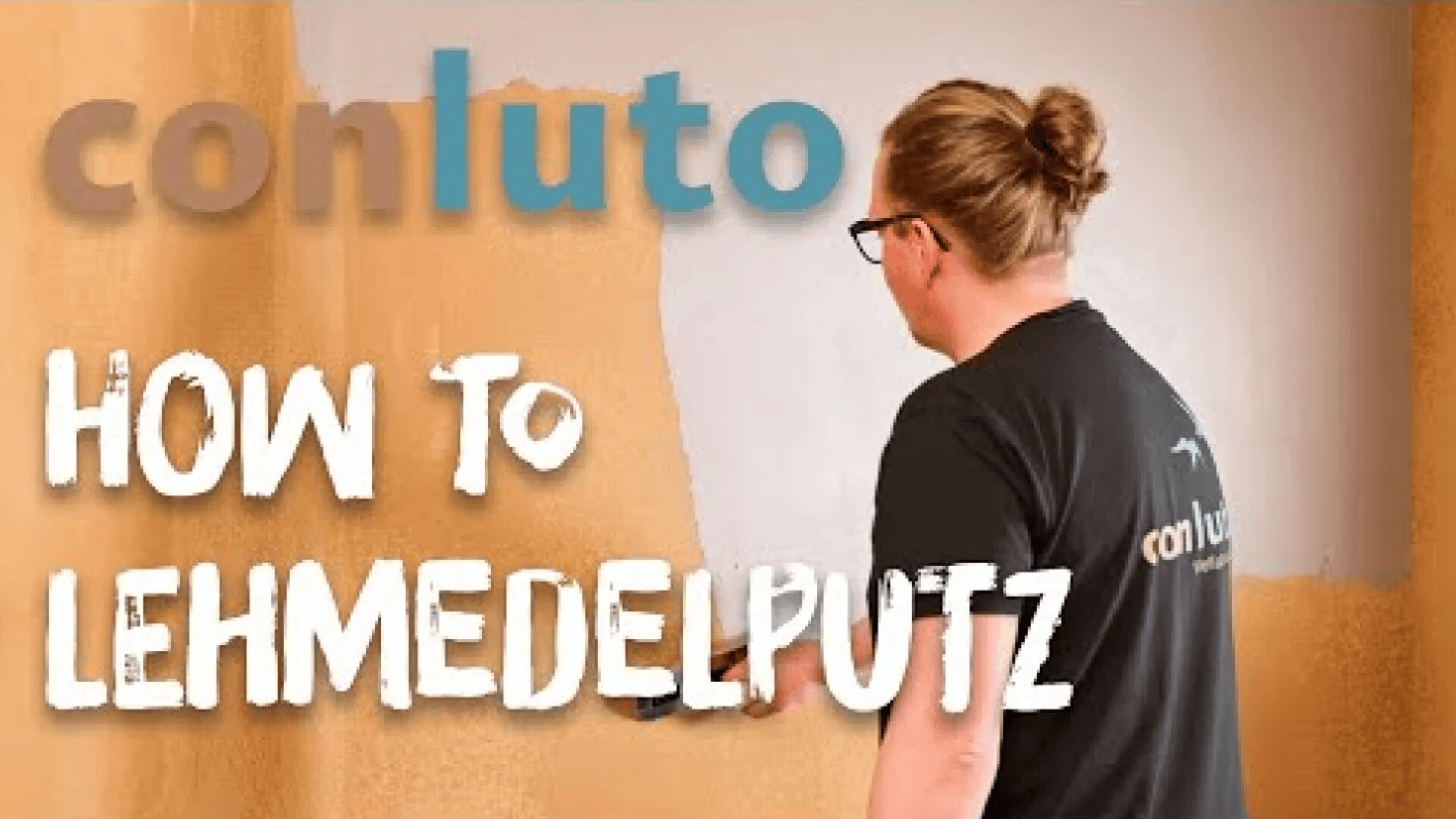 Eine Person mit zurückgebundenem Haar trägt Lehmputz auf eine Wand auf. Die Worte „conluto“ und „HOW TO LEHMEDELPUTZ“ erscheinen in großen, fetten Buchstaben auf dem Bild.