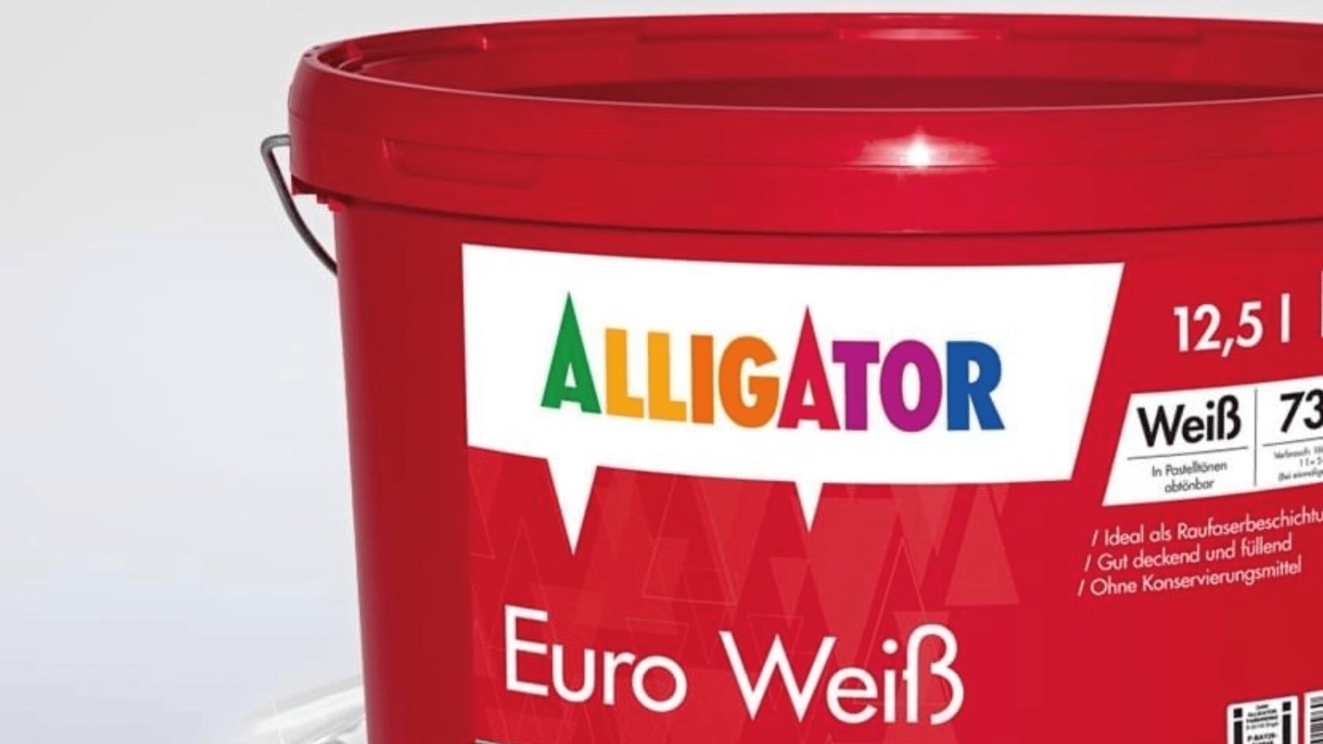 Nahaufnahme eines roten Farbeimers mit der Aufschrift „ALLIGATOR Euro Weiß“ und deutschem Text. Der Markenname ALLIGATOR steht in bunten Buchstaben und der Eimer hat ein Fassungsvermögen von 12,5 Litern.