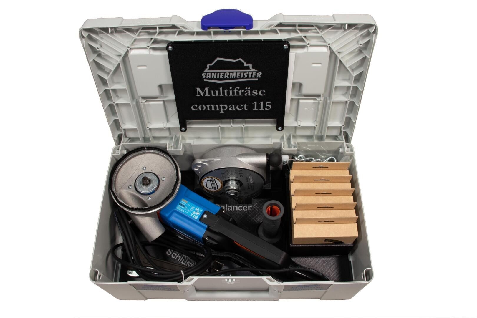 Ein offener Tragekoffer mit einem Saniermeister Multifräse compact 115 Werkzeugset, bestehend aus einem Elektrowerkzeug, Aufsätzen, einem Netzkabel und einer Box mit mehreren kleinen Fächern.