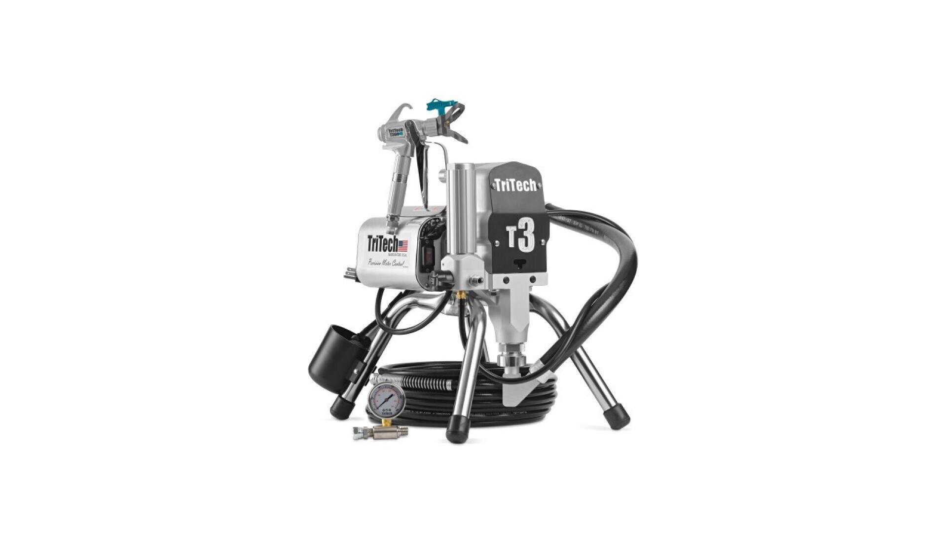 Ein silbernes TriTech T3-Farbspritzgerät mit Schlauch, Druckmesser und anderem Zubehör auf weißem Hintergrund.
