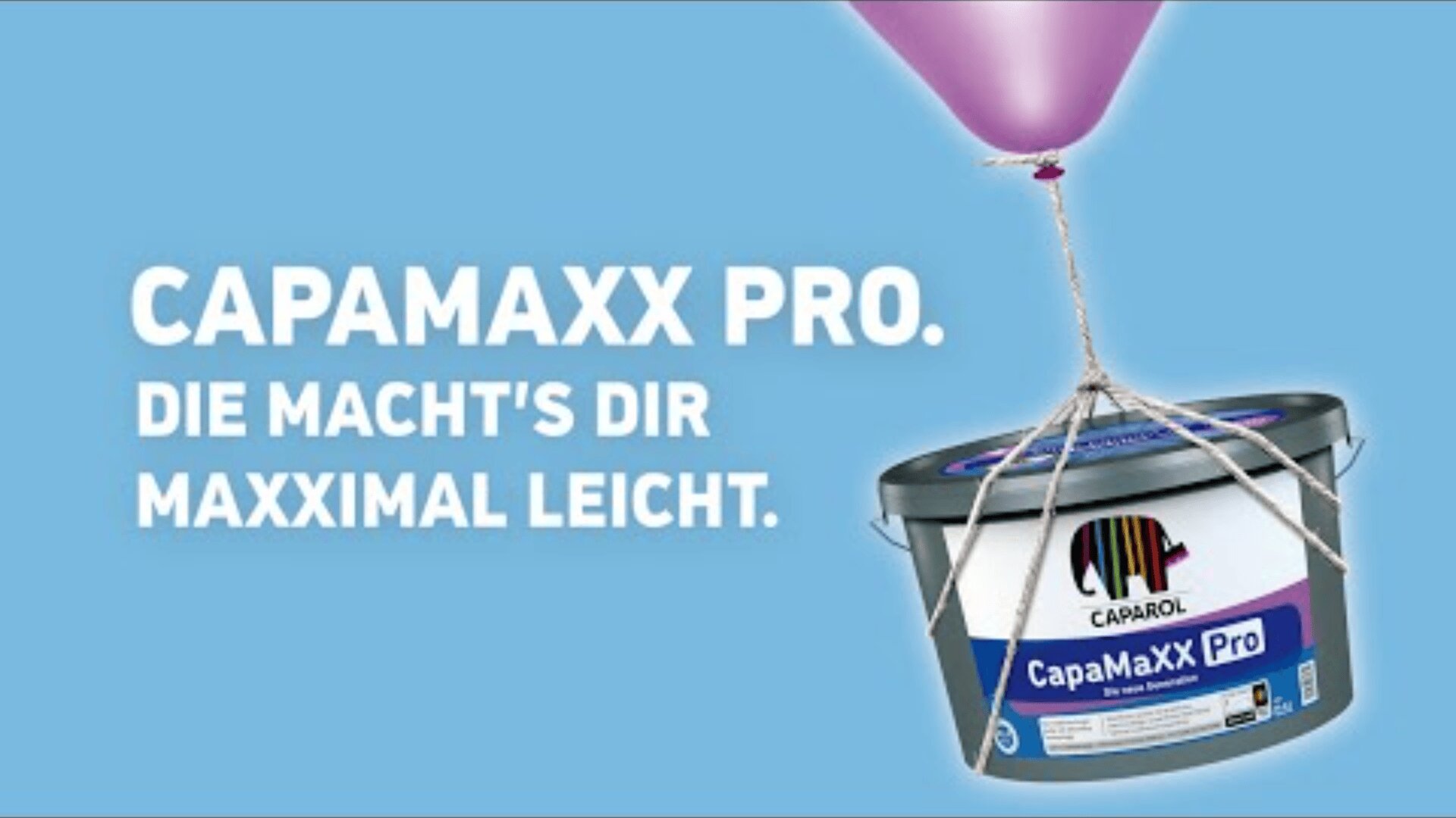 Ein violetter Ballon hebt einen Farbeimer mit der Aufschrift „Caparol CapaMaXX Pro“ auf blauem Grund hoch. Der deutsche Text lautet: CAPAMAXX PRO. DIE MACHTS DIR MAXXIMAL LEICHT.