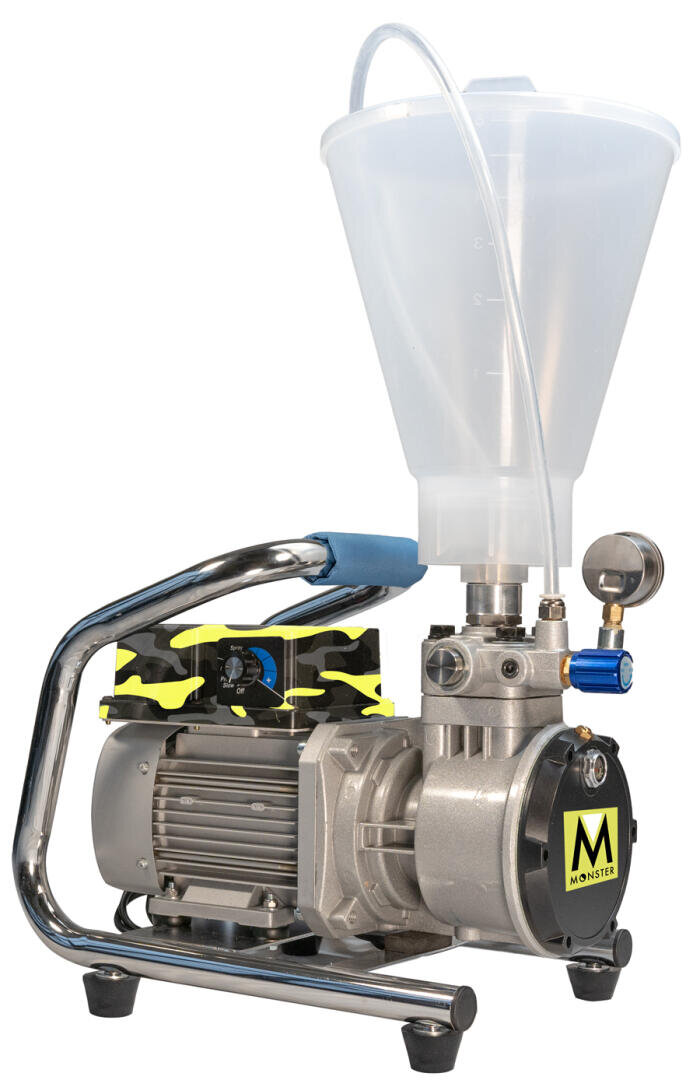 Eine silber-schwarze Industriepumpe mit einem oben angebrachten transparenten Trichter, einem blauen Ventil und einem Griff, auf der Vorderseite mit „Monster“ beschriftet.