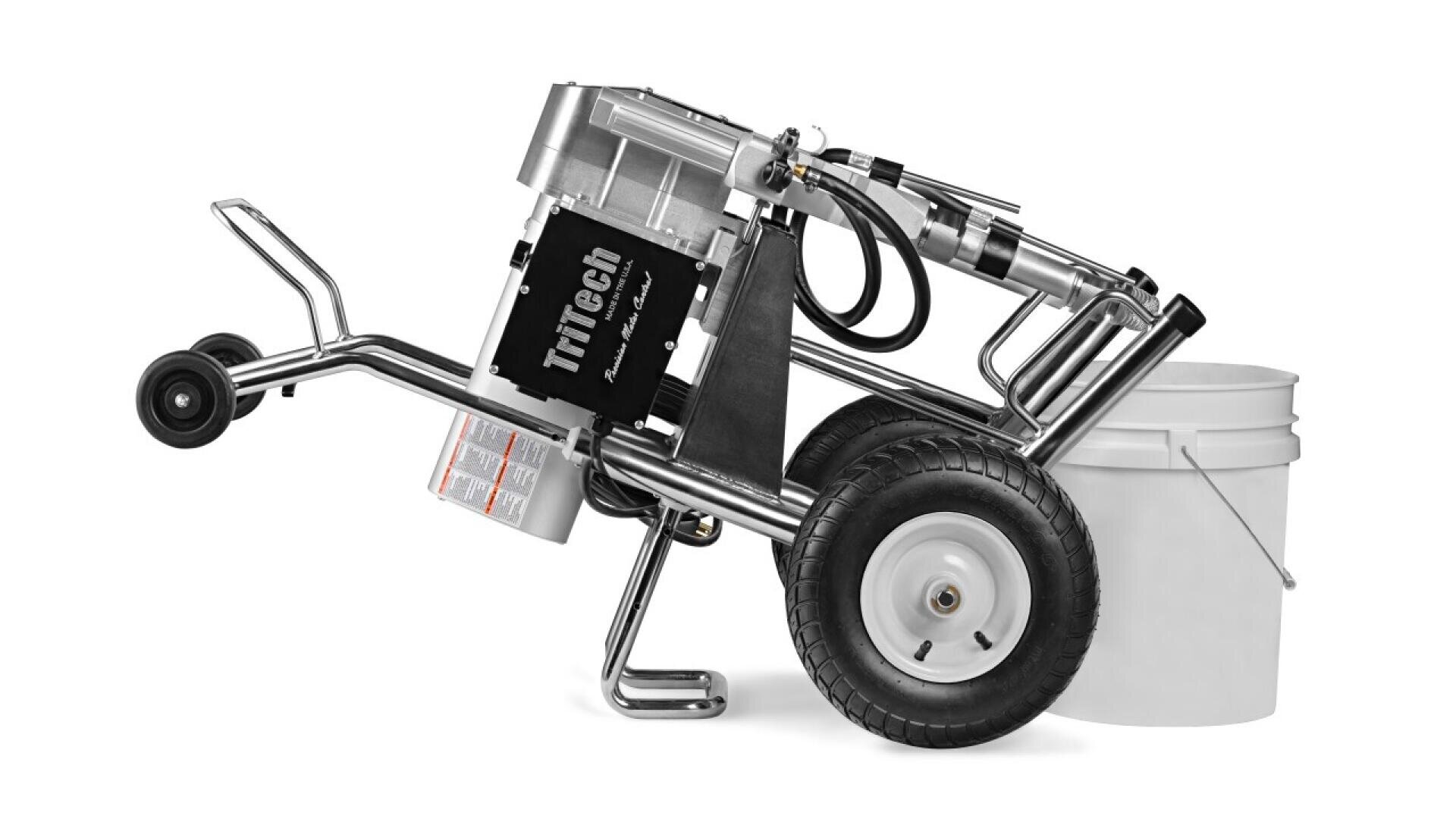 Ein professionelles Airless-Farbspritzgerät auf einem Metallrahmen mit großen Rädern, neben einem weißen Plastikeimer positioniert, für schwere Malerarbeiten konzipiert.