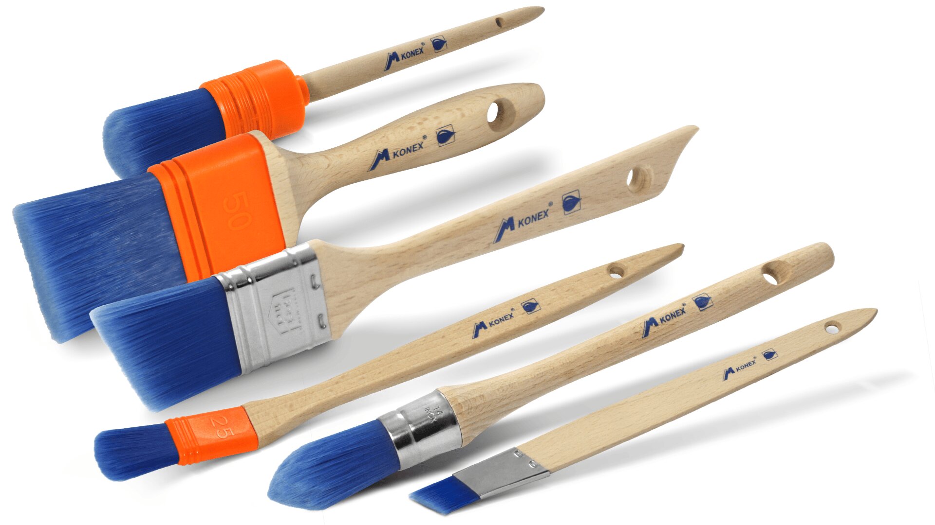 Fünf Pinsel mit Holzgriffen und blauen Borsten in unterschiedlichen Größen und Formen, diagonal angeordnet auf weißem Untergrund. Teilweise mit Metall- oder orangefarbener Kunststoffzwinge.