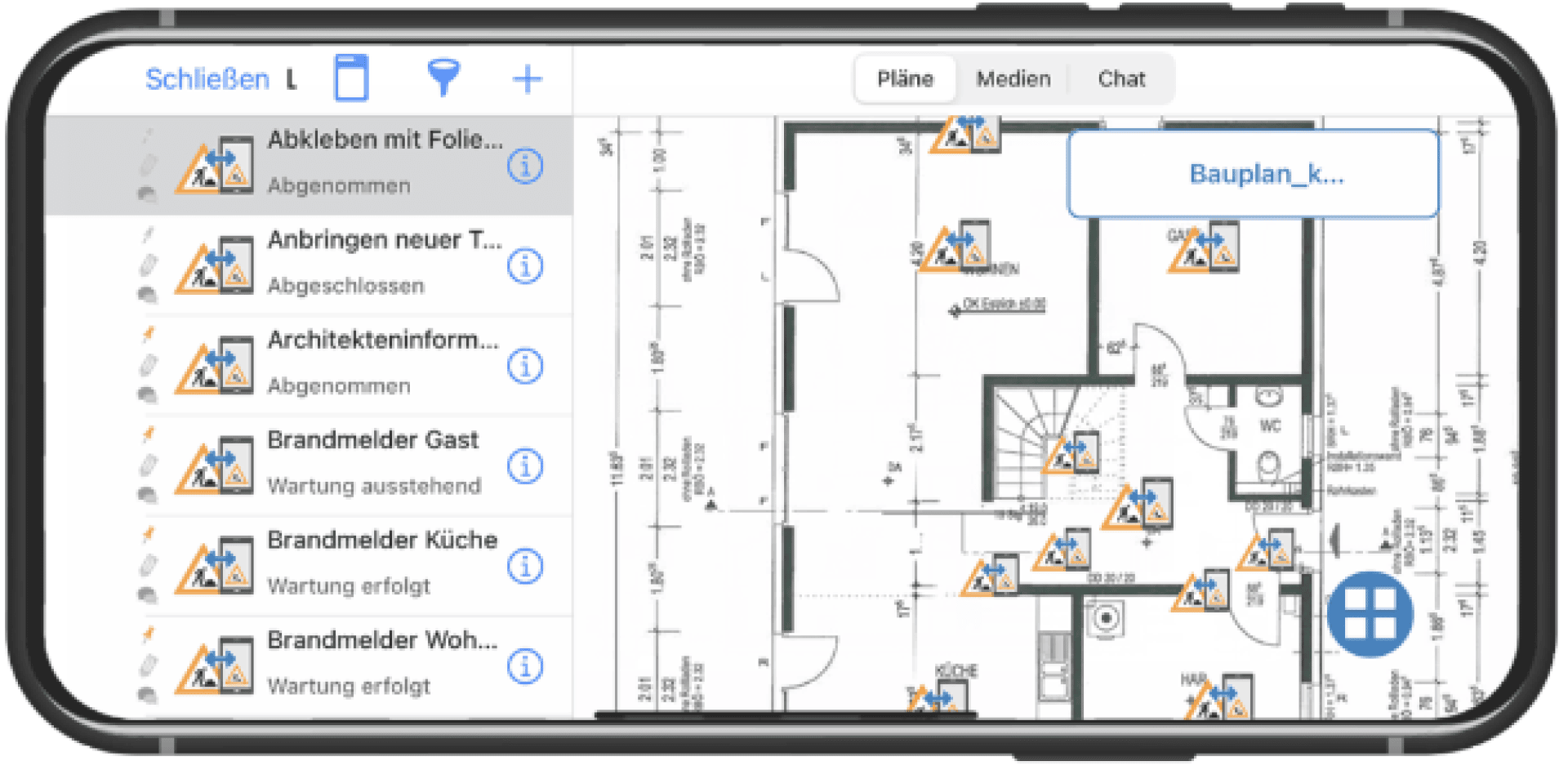 Auf dem Bildschirm eines Smartphones wird ein Grundriss mit Symbolen angezeigt, die auf Rauchmelder und Aufgaben hinweisen. Auf der linken Seite ist außerdem eine Liste der zugehörigen Wartungsaktivitäten in deutscher Sprache zu sehen.