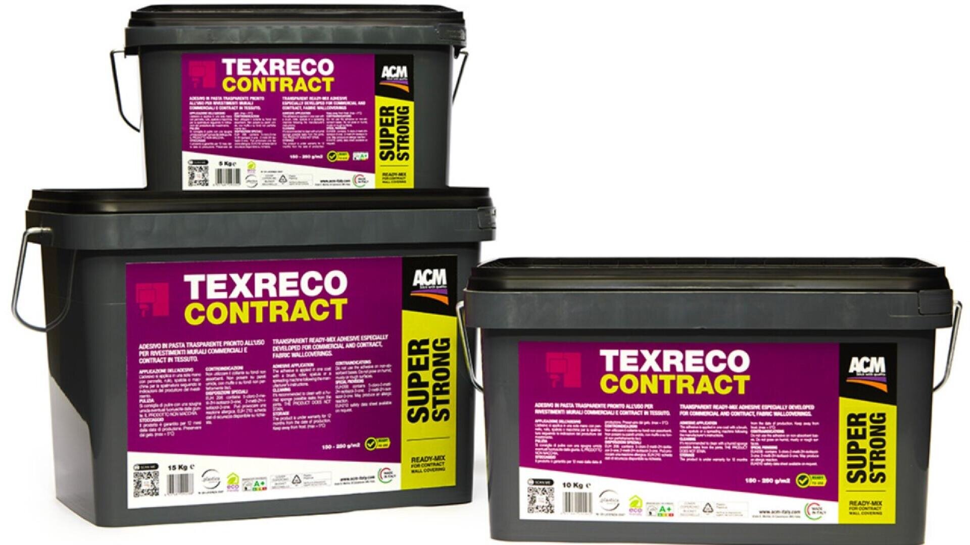 Drei schwarze rechteckige Behälter mit ACM Texreco Contract-Klebstoff mit der Bezeichnung „Super Strong“ sind übereinander gestapelt. Jeder Behälter hat einen schwarzen Deckel und ein violett-gelb-weißes Etikett mit Produktinformationen.