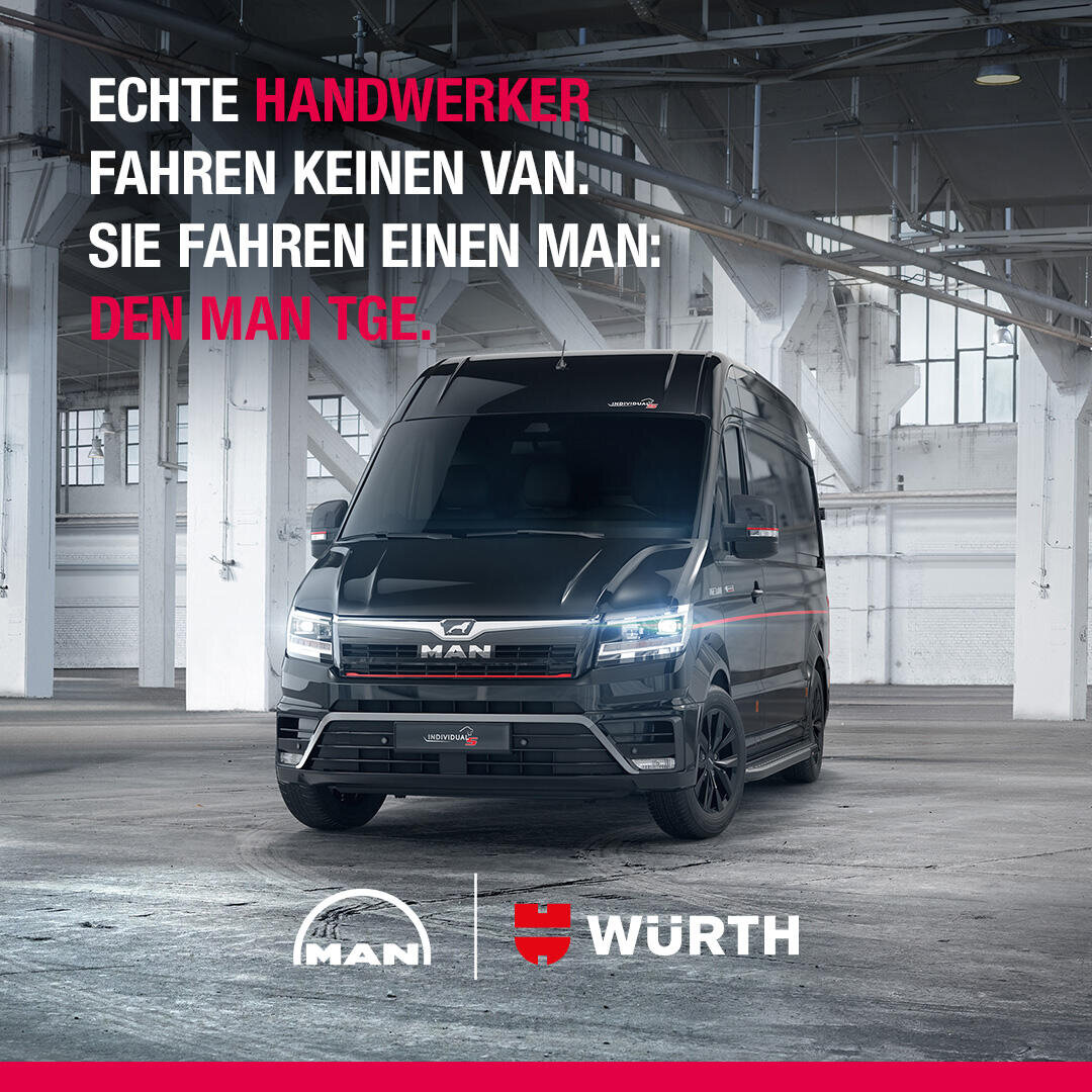 Ein schwarzer MAN TGE Transporter steht in einer geräumigen, weißen Industriehalle. Oben ist ein deutscher Text zu sehen, der den Transporter für professionelle Handwerker bewirbt. Unten sind die Logos von MAN und Würth zu sehen.