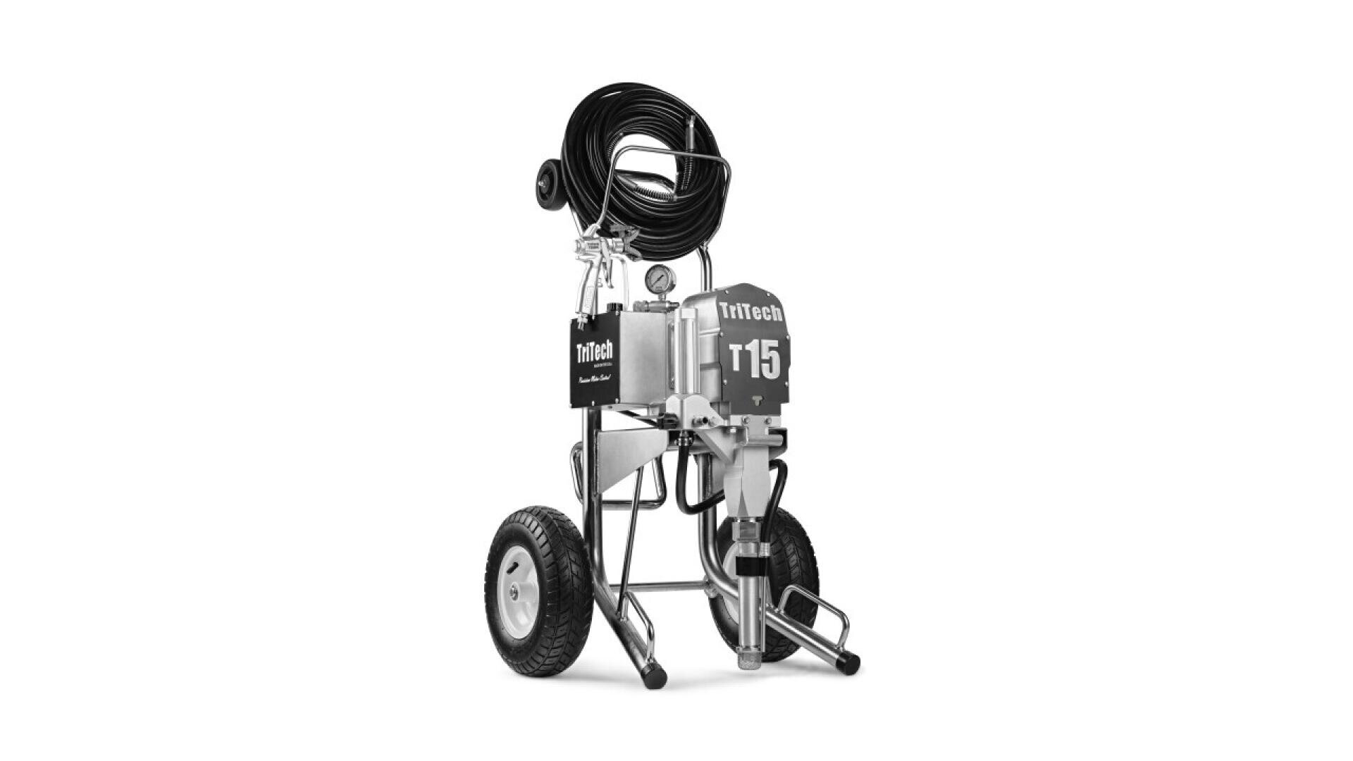 Ein silber-schwarzes Airless-Farbspritzgerät mit großen Gummirädern, einem Spiralschlauch und einem stabilen Metallrahmen. Der Modellname TriTech T15 ist auf der Vorderseite sichtbar.