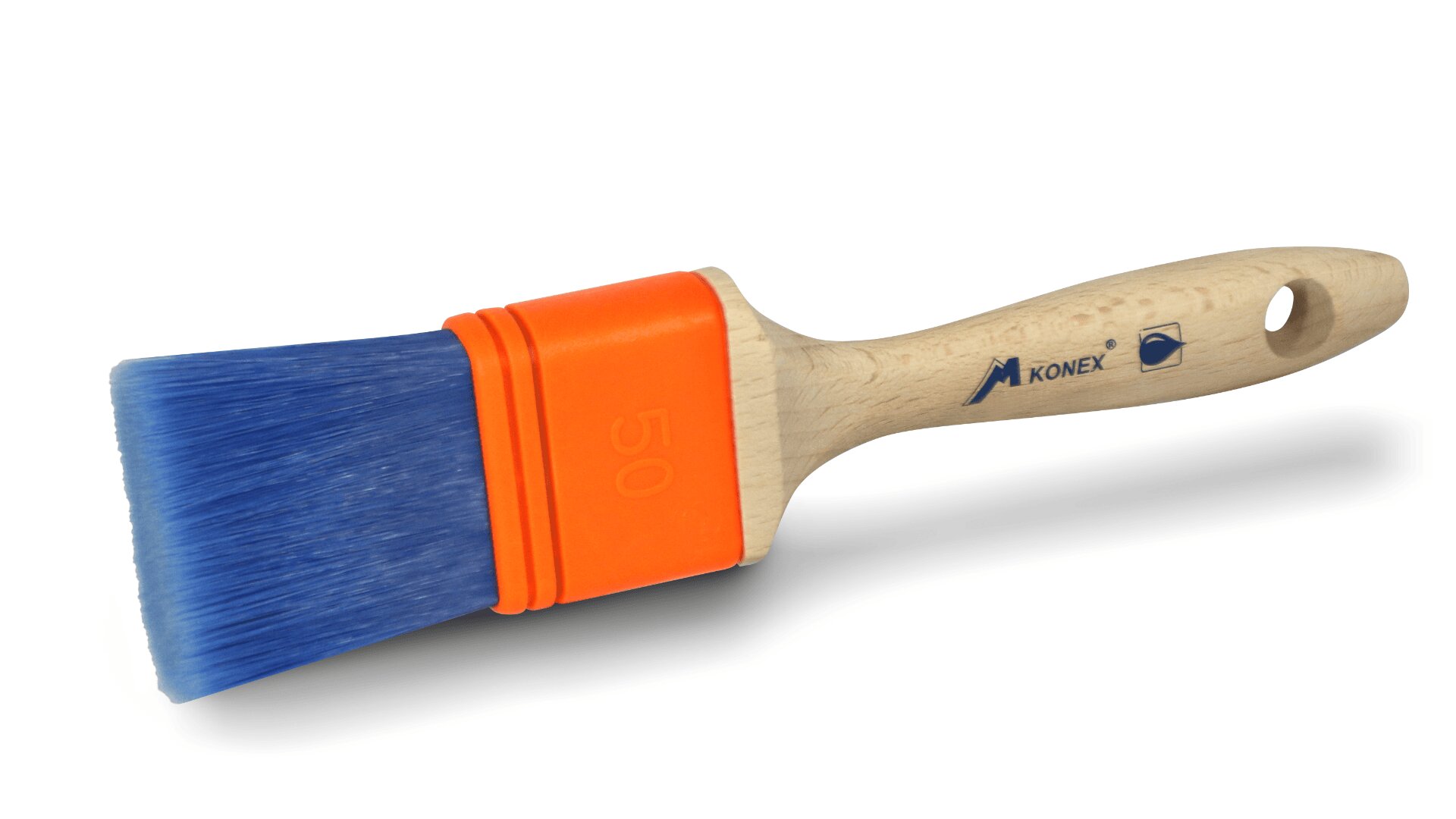 Ein Pinsel mit blauen Borsten, einer orangefarbenen Zwinge und einem hellen Holzgriff mit einem Loch am Ende und aufgedrucktem Text oder Logo.
