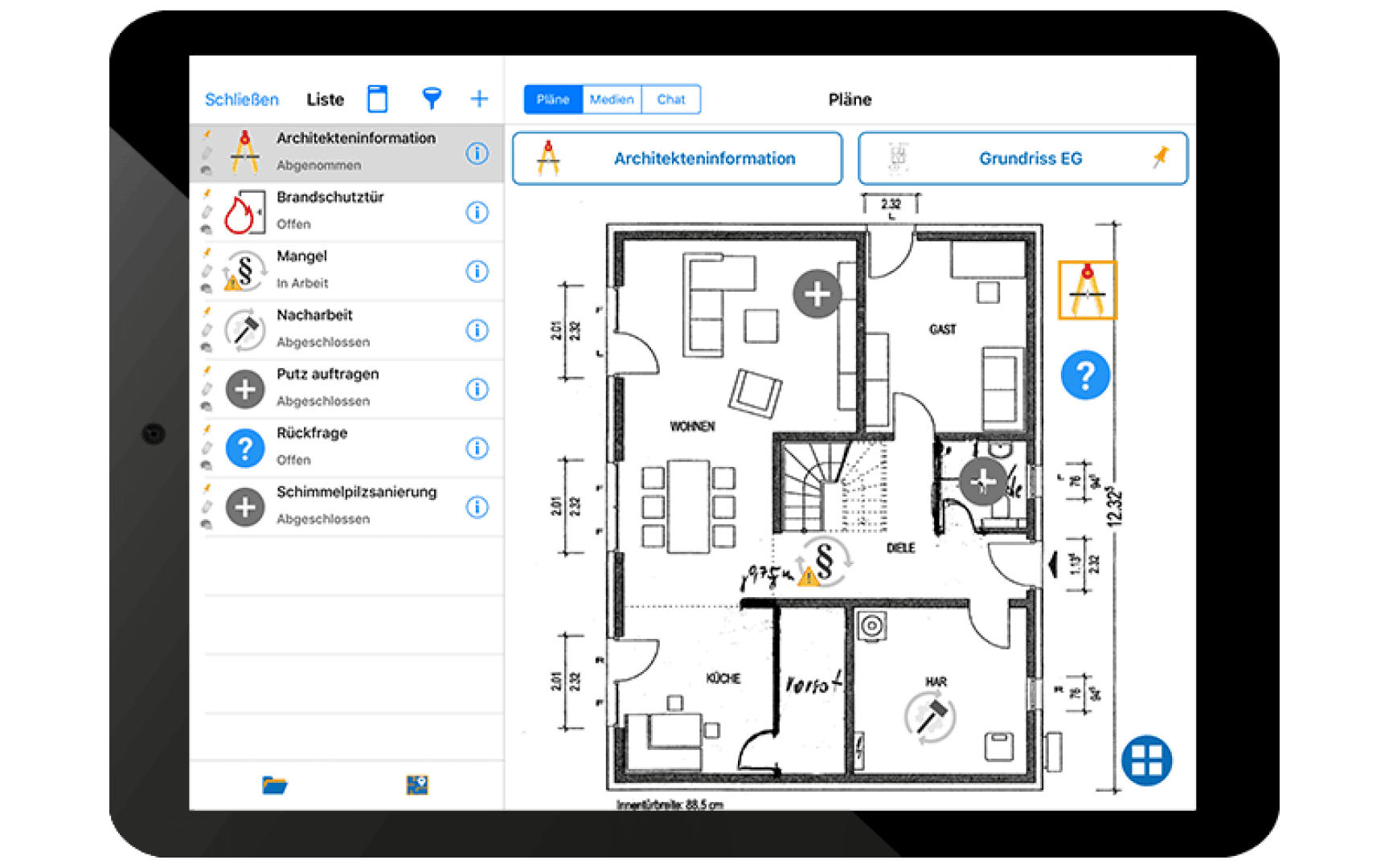 Auf einem Tablet wird ein Grundriss mit Architektursymbolen und Maßangaben angezeigt. Symbole, Aufgabenlisten und Plankategorien werden in der linken Seitenleiste angezeigt, während detaillierte Architekturinformationen auf dem Hauptbildschirm hervorgehoben werden.