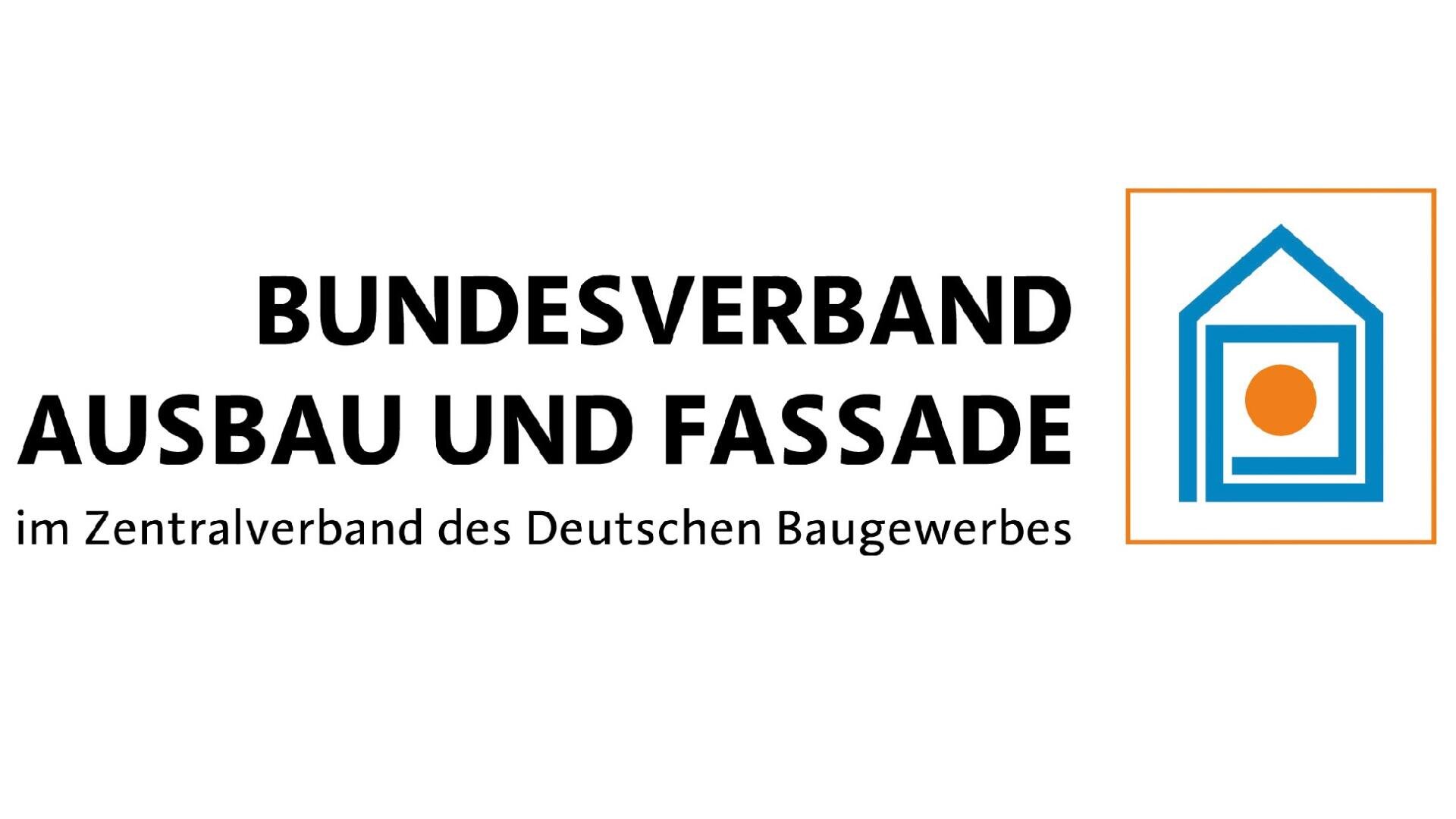 Logo des Bundesverbandes Ausbau und Fassade im Zentralverband des Deutschen Baugewerbes mit einem blau-orangefarbenen Haussymbol in einem Quadrat auf der rechten Seite.