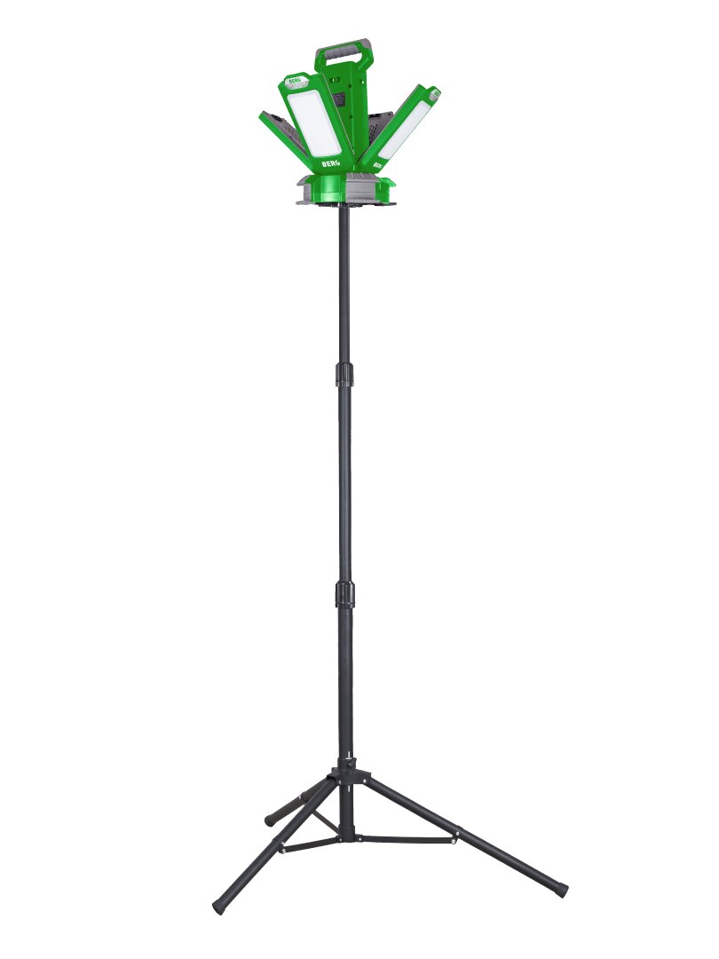 Eine grüne LED-Arbeitsleuchte mit verstellbaren Paneelen, montiert auf einem hohen schwarzen Stativständer, isoliert auf weißem Hintergrund.