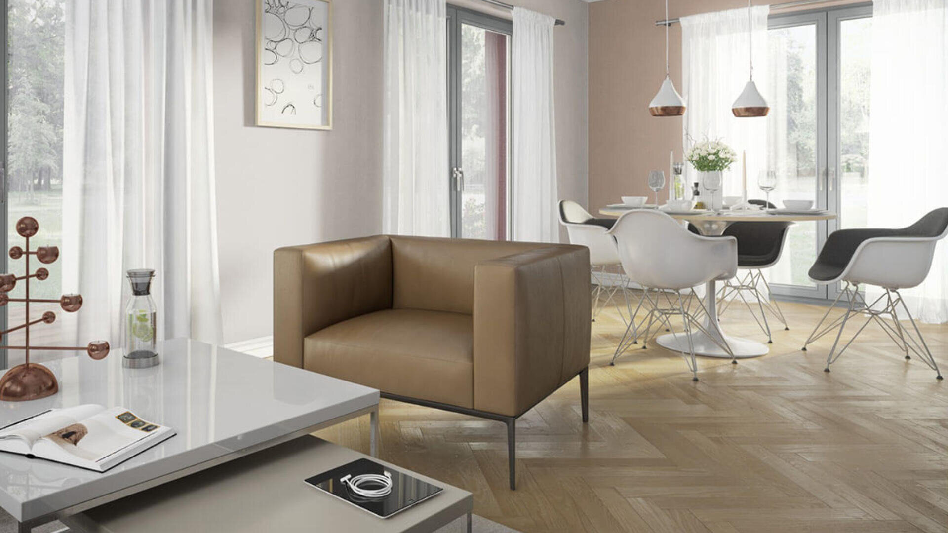 Ein moderner Wohn- und Essbereich mit hellen Holzböden, einem braunen Sessel, weißen Esszimmerstühlen, einem Glastisch, großen Fenstern mit weißen Vorhängen und zeitgenössischer Einrichtung in neutralen Tönen.