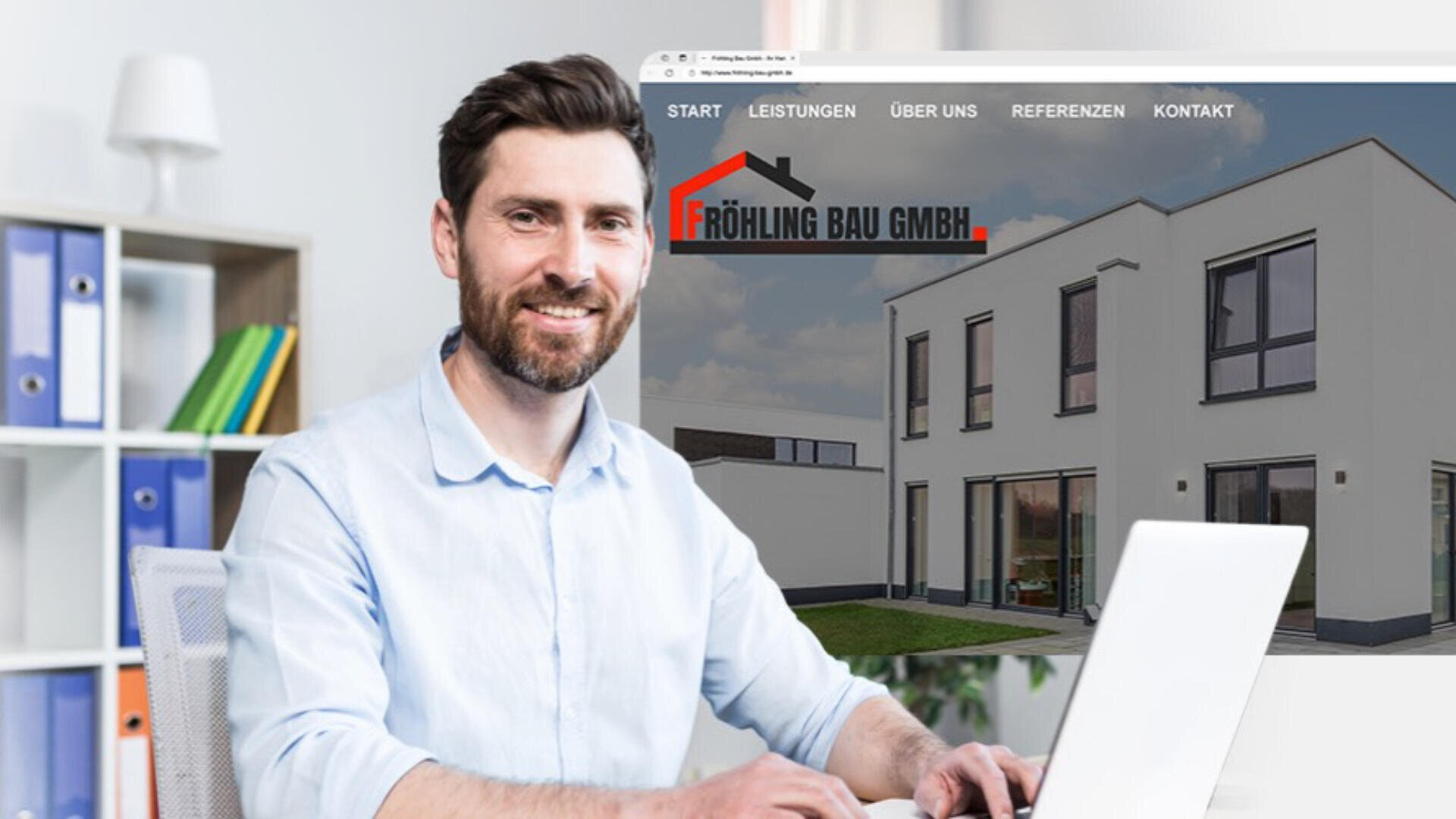 Ein lächelnder Mann mit Bart sitzt mit einem Laptop an einem Schreibtisch. Im Hintergrund ist die Website der Fröhling Bau GmbH zu sehen, die ein modernes weißes Gebäude und ein Navigationsmenü auf Deutsch zeigt.