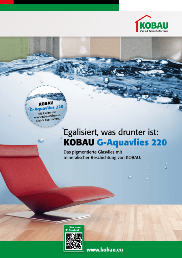 Ein moderner roter Loungesessel steht vor blauem Hintergrund, darüber plätschert eine Wasserwelle. Der Text wirbt für KOBAU G-Aquavlies 220, ein pigmentiertes Glasvlies mit mineralischer Beschichtung. Oben ist das KOBAU-Logo zu sehen.