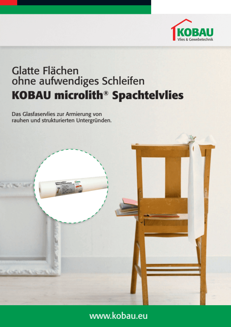 Werbeplakat für KOBAU microlith Spachtelvlies, ein Glasvlies zur Armierung rauer und strukturierter Oberflächen. Abgebildet ist eine Produktrolle und ein Holzstuhl vor hellem Hintergrund. Website: www.kobau.eu.