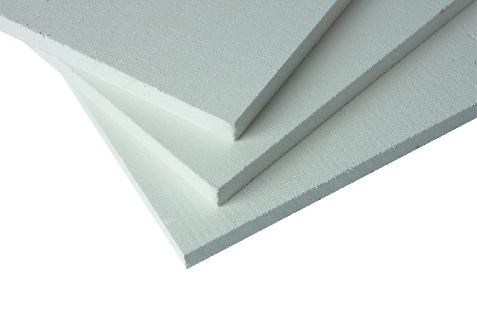 Drei diagonal übereinander gestapelte weiße Schaumstoffplatten mit strukturierten Oberflächen und sauberen, scharfen Kanten vor einem weißen Hintergrund.