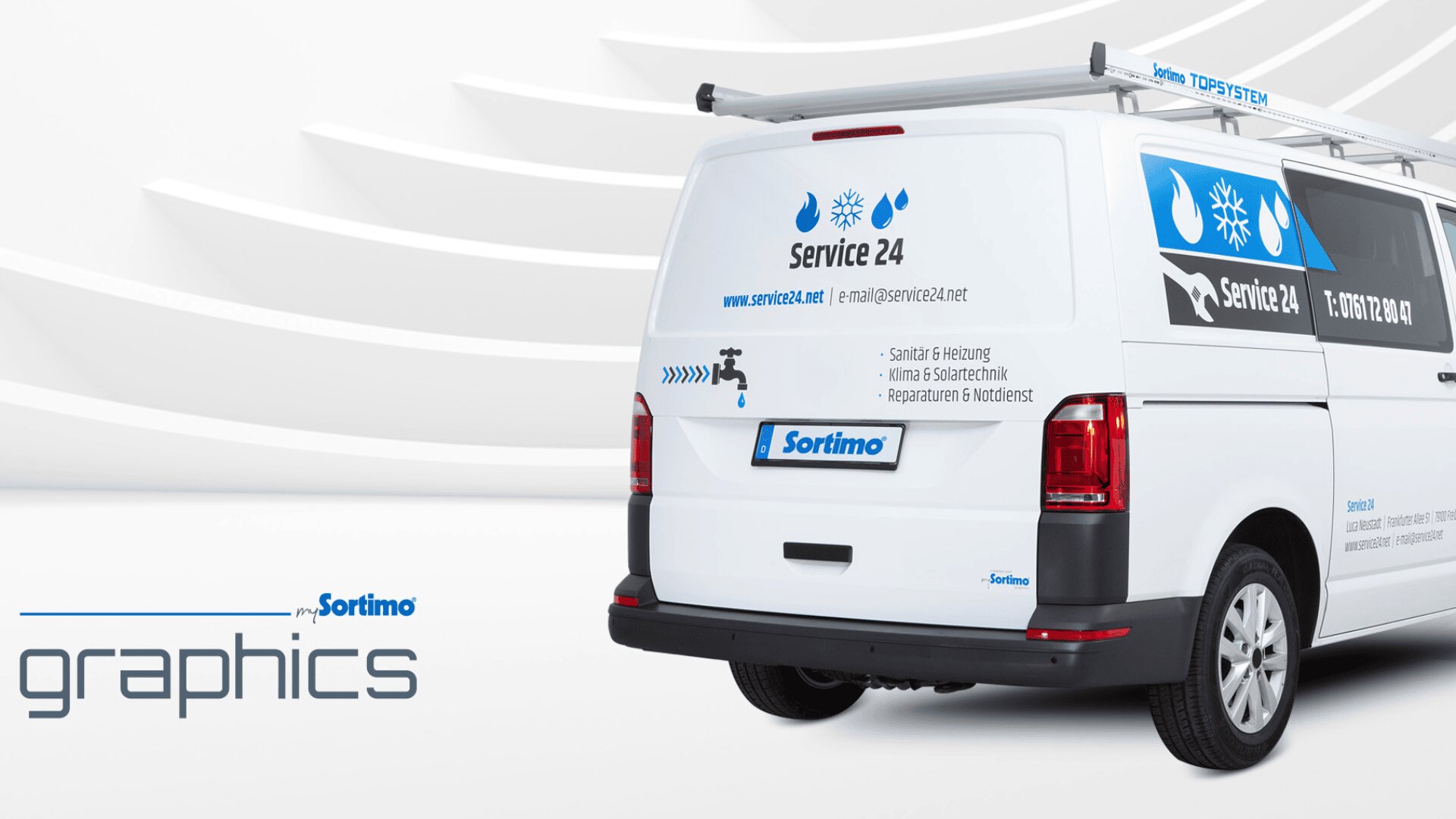 Ein weißer Servicewagen mit blauen Grafiken und Symbolen für Heizung, Klimaanlage und Reparaturdienste. Der Wagen steht im Innenbereich und zeigt Firmenlogo, Kontaktinformationen und eine Leiter auf dem Dach.