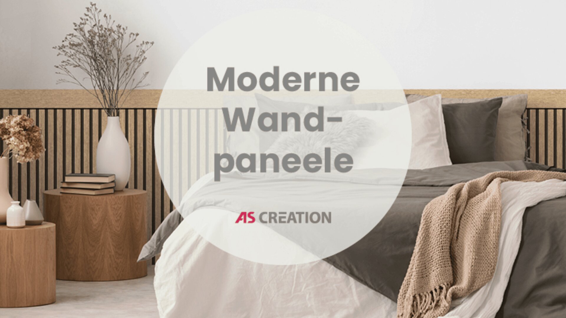 Ein gemütliches Schlafzimmer mit einem ordentlich gemachten Bett, beigen und braunen Decken, hölzernen Beistelltischen, Vasen mit Trockenpflanzen und modernen Wandpaneelen. Der darüber gelegte Text lautet „Moderne Wandpaneele und AS Creation“.