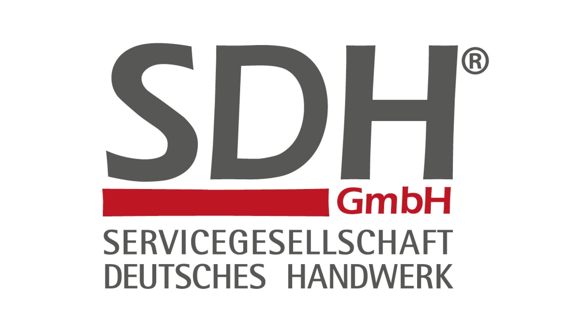 Logo mit großen grauen Buchstaben SDH über einer roten Linie und dem Wort GmbH in Rot. Darunter steht in grauer Schrift „Servicegesellschaft Deutsches Handwerk“.