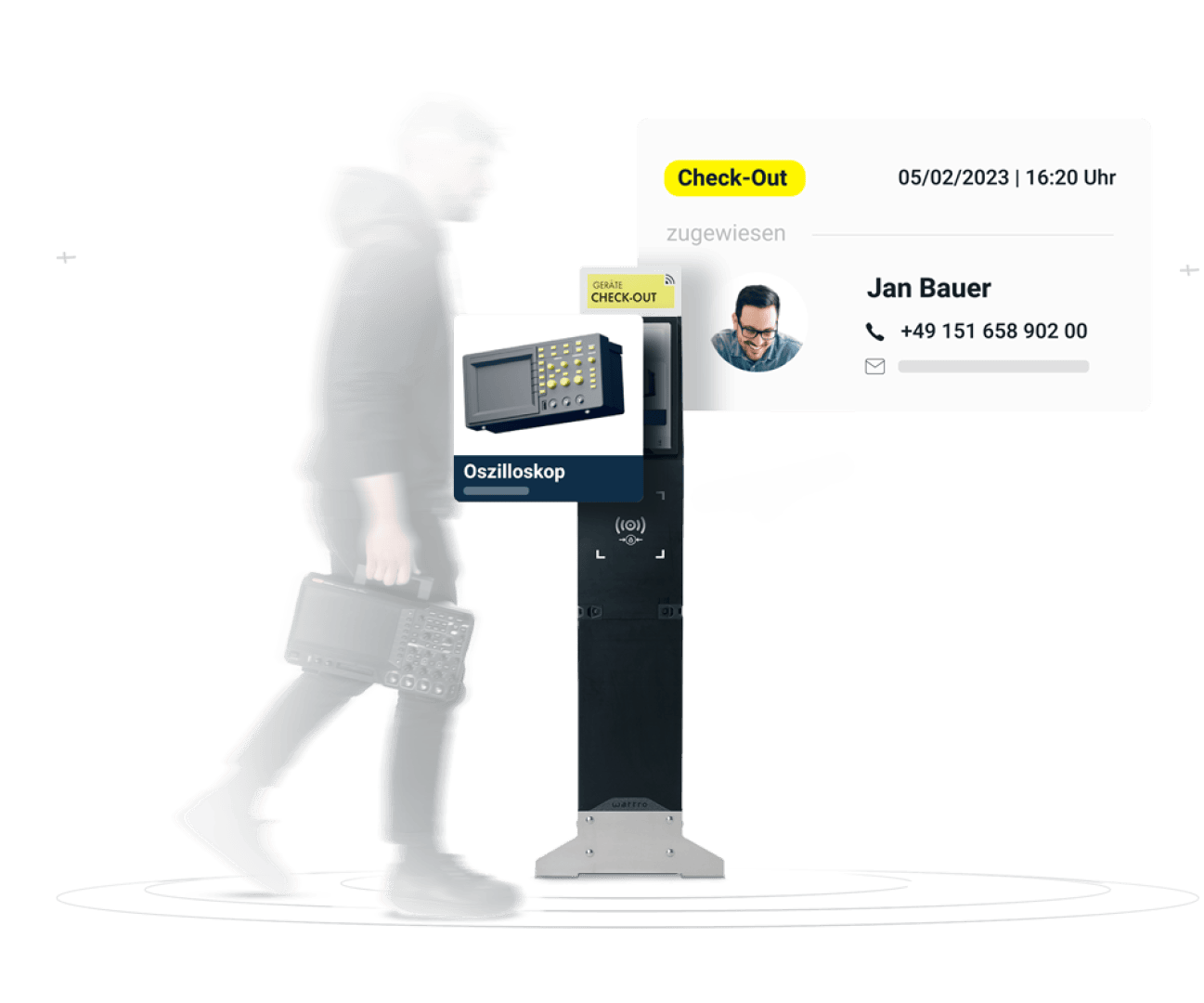 Ein Mann mit Ausrüstung geht an einem digitalen Ausleihterminal vorbei. Auf einer Benutzeroberfläche werden sein Name, sein Foto, Datum und Uhrzeit der Ausleihe, der zugewiesene Gegenstand (Oszilloskop) und seine Telefonnummer angezeigt.