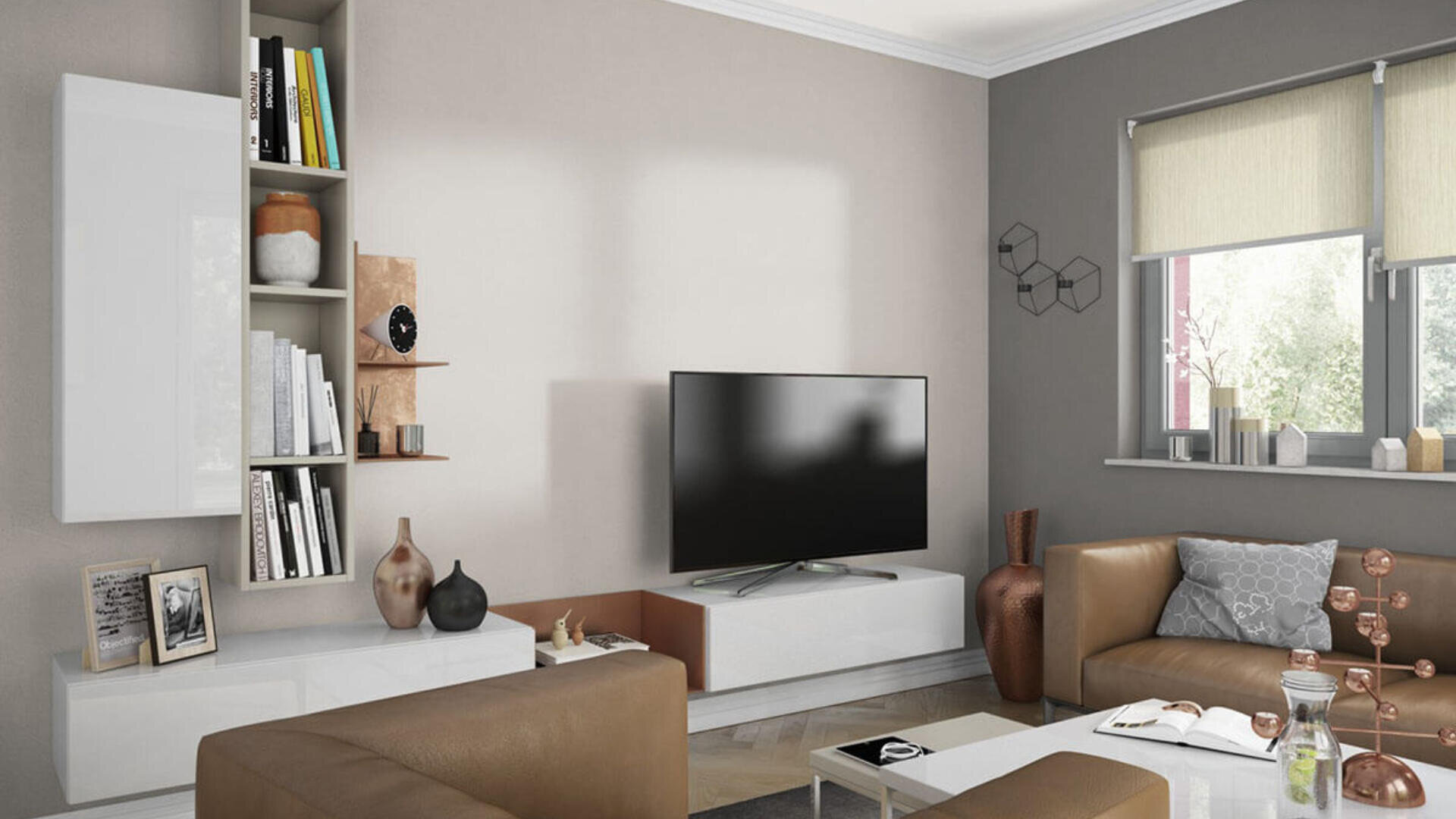 Ein modernes Wohnzimmer mit beigen und braunen Sofas, einem Flachbildfernseher auf einer weißen Medieneinheit, Wandregalen mit Büchern und Dekoration, einem Couchtisch und großen Fenstern mit beigen Jalousien, die natürliches Licht hereinlassen.