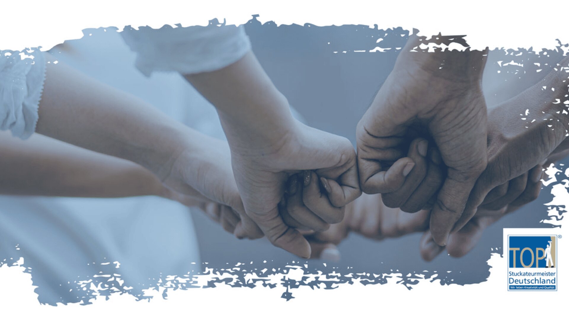 Fünf Hände formen einen Fauststoß als Symbol für Einheit und Teamwork, mit einem Rand in weißer Lackierung und einem TOP Deutschland-Zertifizierungslogo in der unteren rechten Ecke.