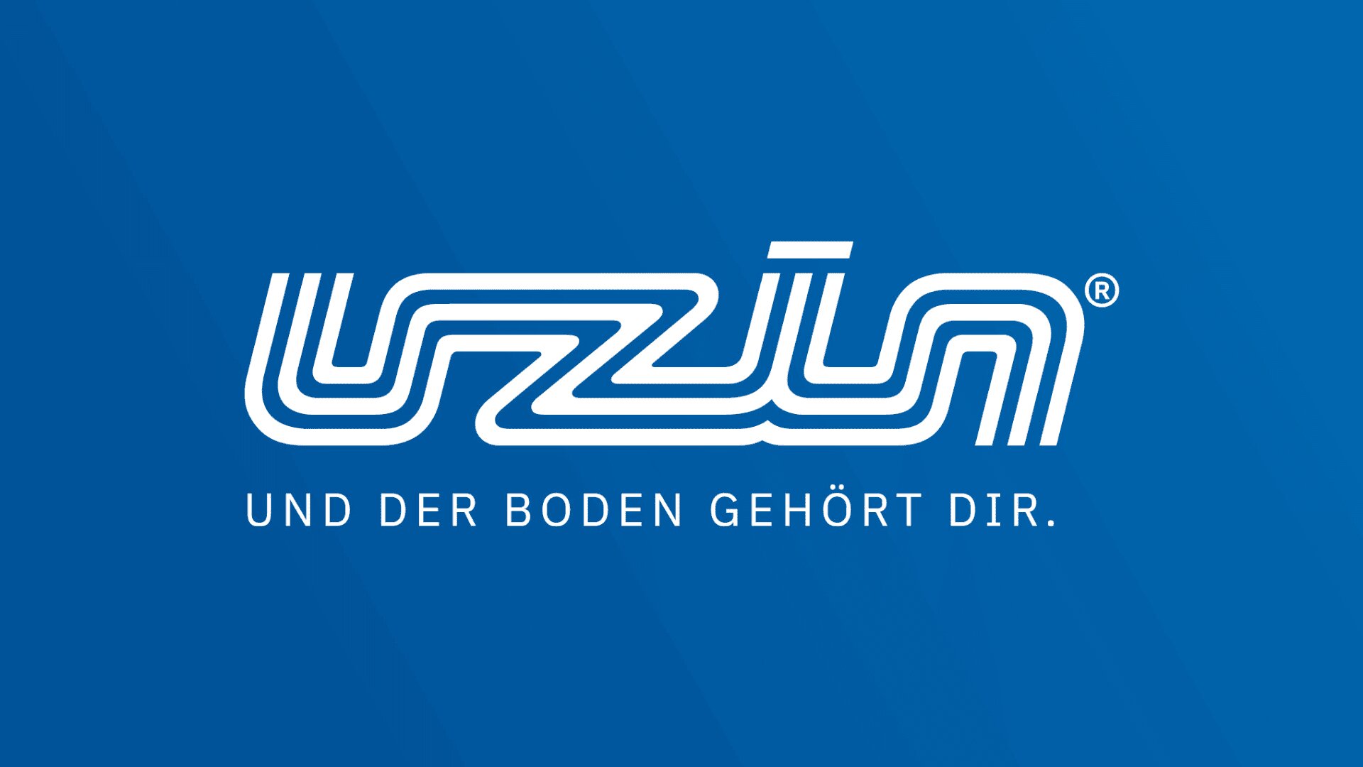 Weißes, stilisiertes „UZIN“-Logo mit geschwungenen Linien auf blauem Grund. Unter dem Logo steht in weißer Schrift „UND DER BODEN GEHÖRT DIR.“.