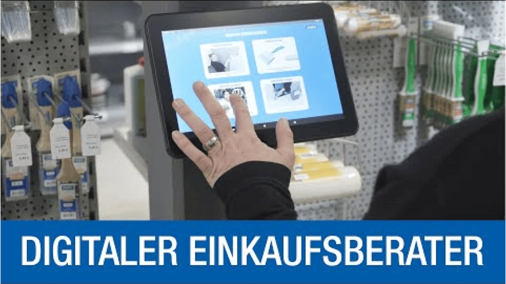 Eine Person nutzt einen digitalen Einkaufsassistenten mit Touchscreen in einem Ladenregal, in dem Pinsel und Malerbedarf ausgestellt sind. Der Bildschirm zeigt vier Optionen. Unten steht „DIGITALER EINKAUFSBERATER“.
