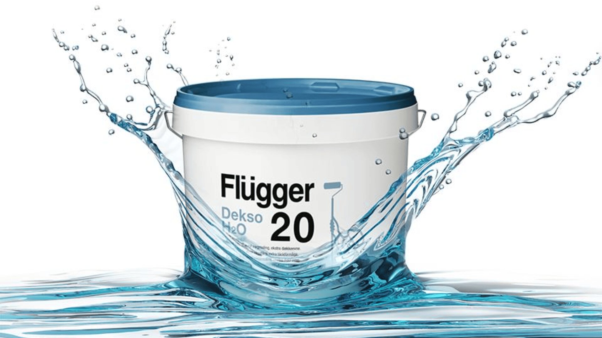 Ein weißer Farbeimer mit der Aufschrift „Flügger Dekso 20“ und blauem Deckel spritzt in klares blaues Wasser und erzeugt Tropfen und Wellen um sich herum.
