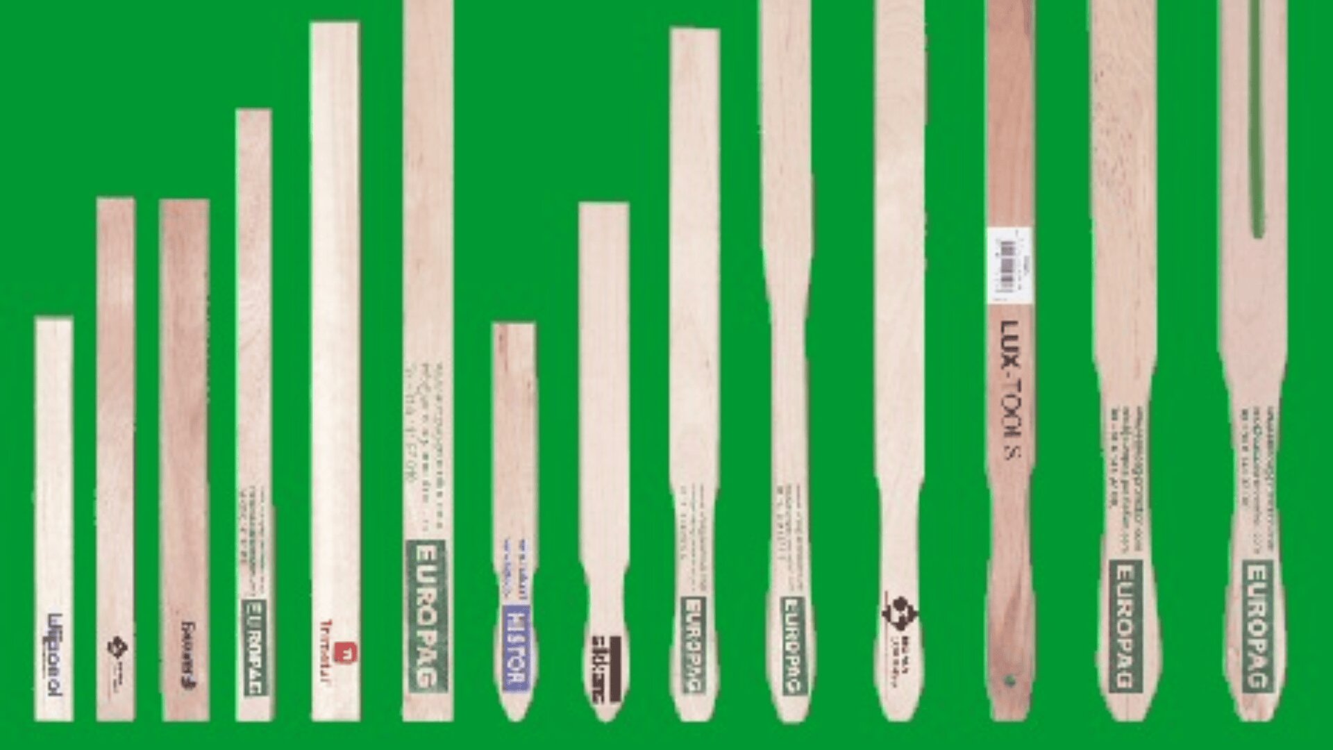 Eine Vielzahl von hölzernen Farbrührstäben unterschiedlicher Länge und Breite, jeweils mit unterschiedlichen Firmenlogos versehen, sind vertikal vor einem grünen Hintergrund angeordnet.