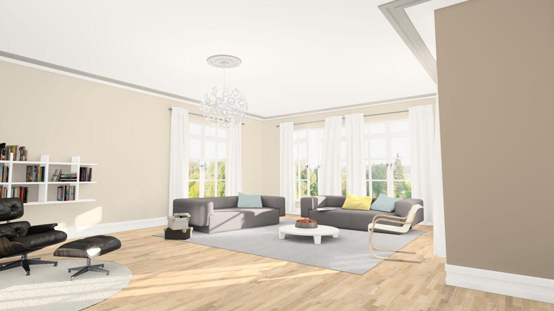 Ein helles, modernes Wohnzimmer mit großen Fenstern, grauen Sofas, einem runden Couchtisch, Bücherregalen, einem Loungesessel, Holzboden und weißen Vorhängen. Dekorative Kissen und ein moderner Kronleuchter verleihen Stil.