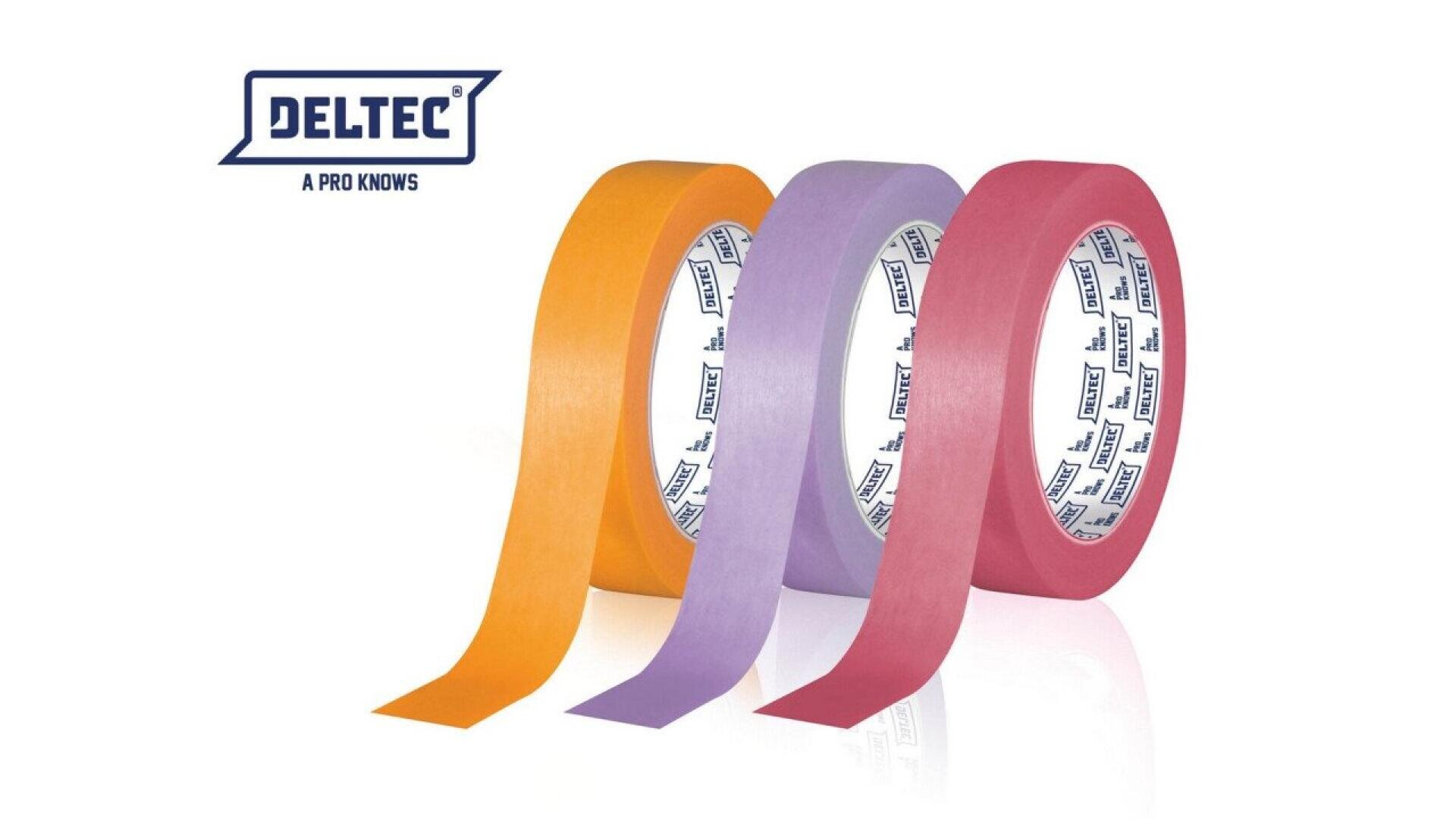 Drei Rollen DELTEC-Abdeckband in Orange, Lila und Pink werden nebeneinander präsentiert, mit dem Markenlogo in der oberen linken Ecke auf weißem Hintergrund.