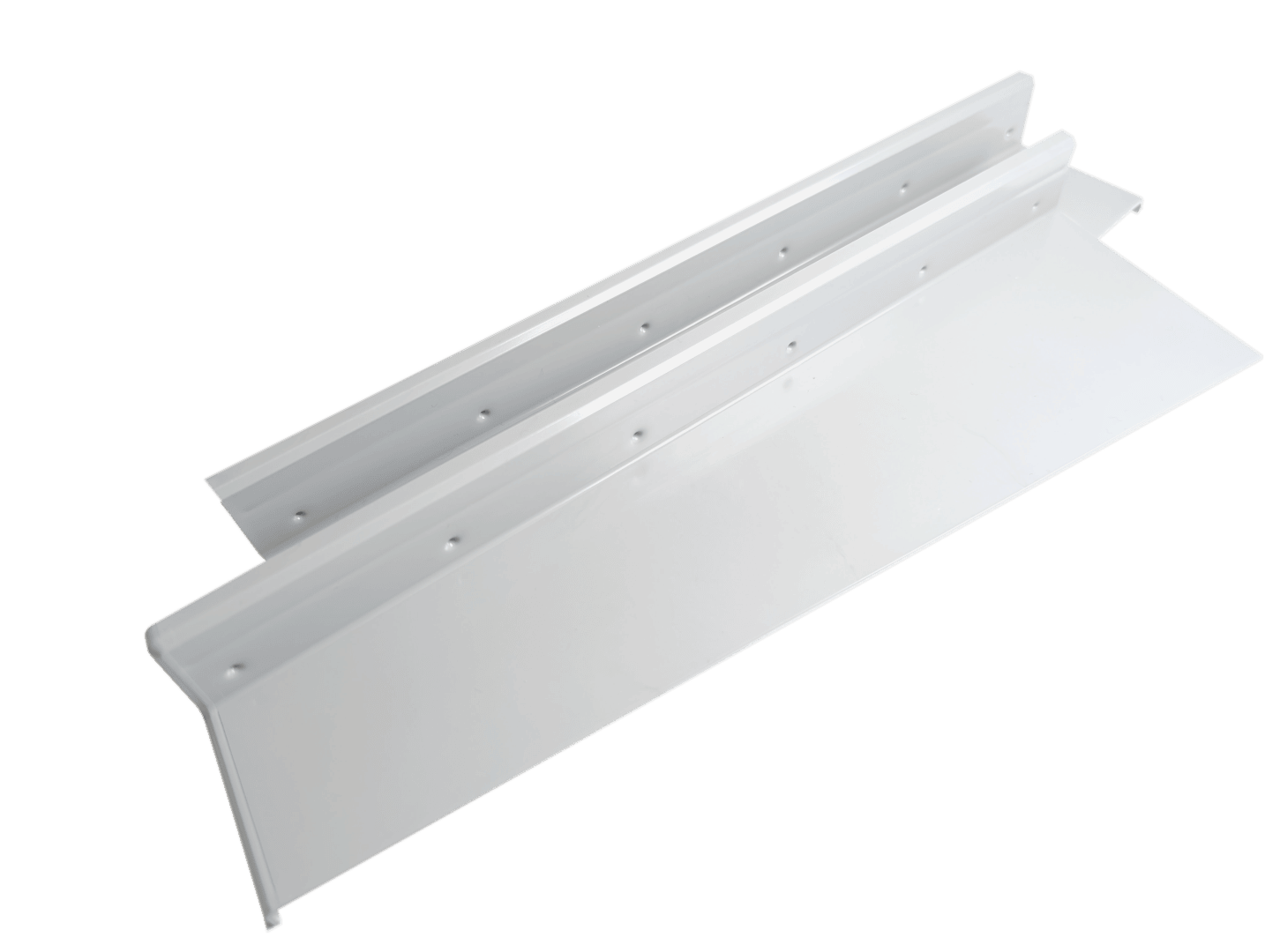 Eine weiße Metallhalterung oder Montageschiene mit mehreren Schraubenlöchern, die zur strukturellen Unterstützung oder zu Installationszwecken dient und auf einem schlichten Hintergrund angezeigt wird.