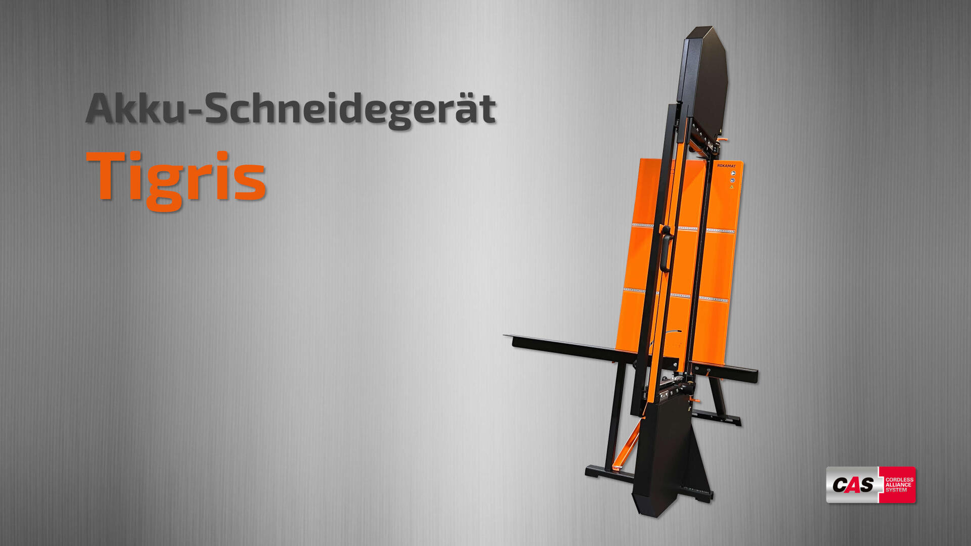 Vertikales orange-schwarzes Schneidgerät mit der Aufschrift „Tigris“ auf metallischem Hintergrund, darüber der deutsche Text „Akku-Schneidegerät“ und in der unteren rechten Ecke Firmenlogos.