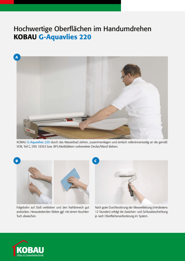 Ein Mann im weißen Hemd glättet mit einem Werkzeug eine Tapete an der Wand. Nachfolgend sind Schritt-für-Schritt-Bilder zu sehen, die die Vorbereitung, das Abwischen der Nähte und das feste Andrücken der Tapete mit einer Rolle zeigen. Text und das KOBUA-Logo sind sichtbar.